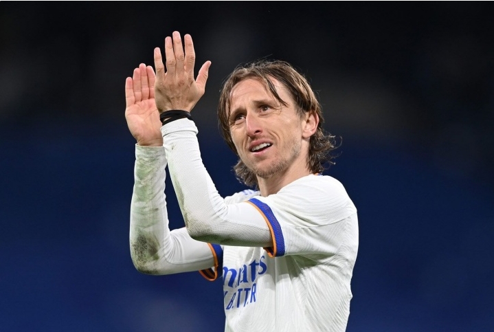 أصبح لوكا مودريتش أقدم هداف لريال مدريد ، محطما الرقم القياسي لفيرينك بوشكاس.
