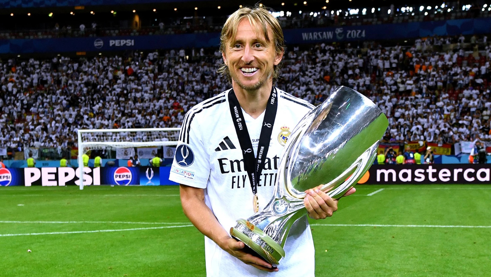 أصبح لوكا مودريتش أقدم هداف لريال مدريد ، محطما الرقم القياسي لفيرينك بوشكاس.