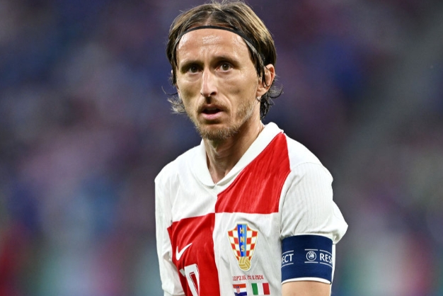 آرسنال يستعد لعقد جديد لصليب وسط اهتمام ريال مدريد باللاعب-تي بي آر